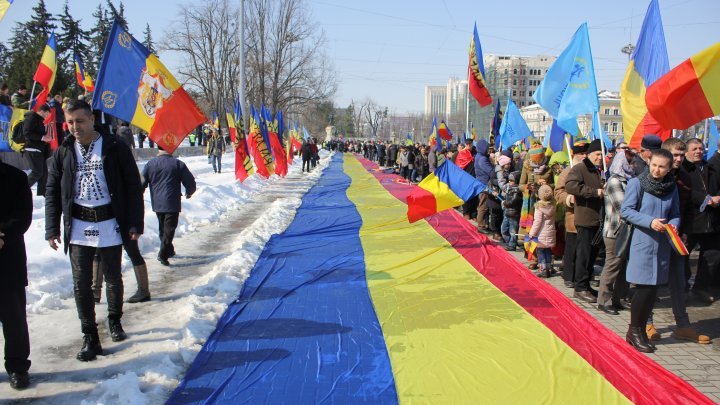 Сторонники объединения Молдовы и Румынии собрались в центре Кишинева: фоторепортаж