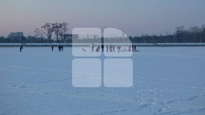 Тонкий лед: жители столицы ходят по замерзшему озеру, подвергая опасности себя и своих детей (фоторепортаж)