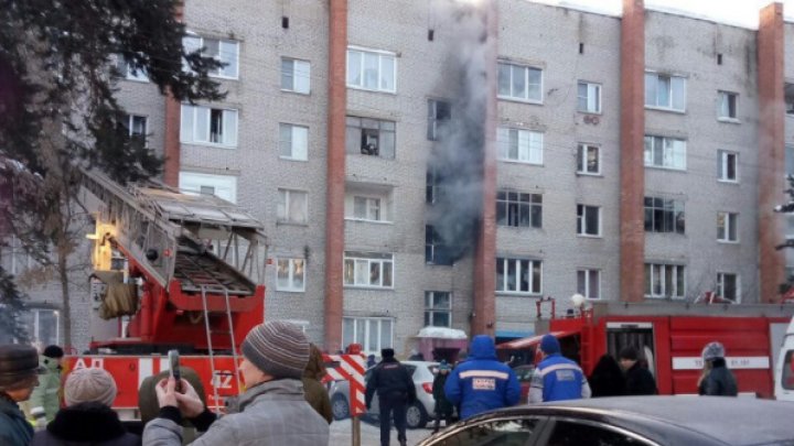 Жильцы выпрыгивали из окон, чтобы спастись от пожара в Подмосковье: видео 