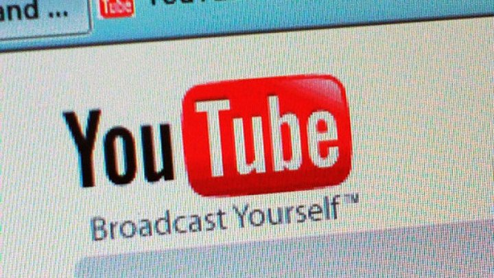 YouTube решил сопровождать конспирологические видео ссылками на "Википедию"