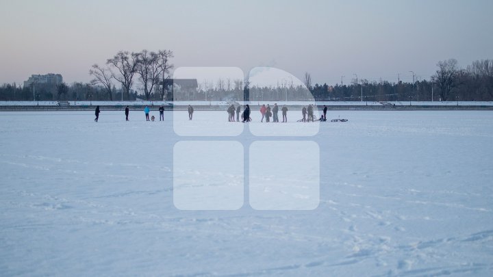 Тонкий лед: жители столицы ходят по замерзшему озеру, подвергая опасности себя и своих детей (фоторепортаж)