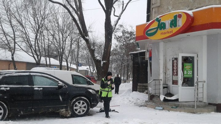 "Мужчина бросил гранату не случайно": полиция о взрыве в центре Кишинева (фото) 