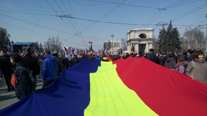 Сторонники объединения Молдовы и Румынии собрались в центре Кишинева: фоторепортаж