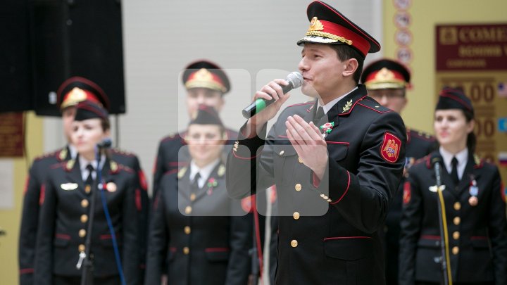 Карабинеры организовали для женщин концерт в честь 8 Марта: фоторепортаж 