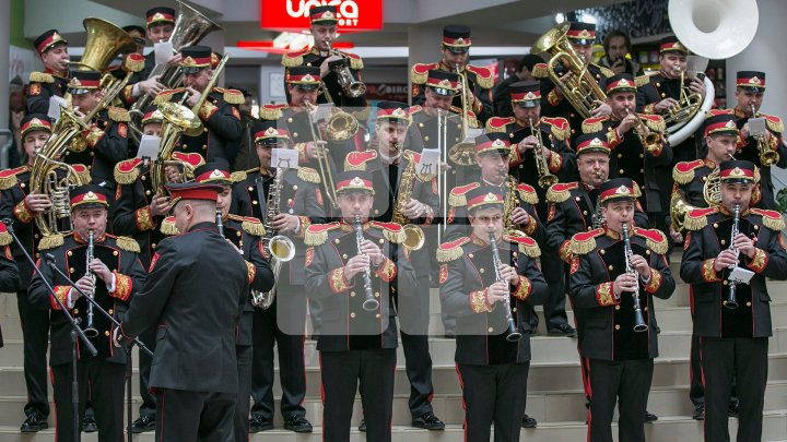 Карабинеры организовали для женщин концерт в честь 8 Марта: фоторепортаж 