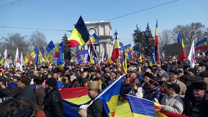 Сторонники объединения Молдовы и Румынии собрались в центре Кишинева: фоторепортаж