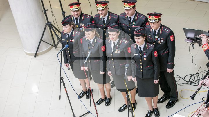 Карабинеры организовали для женщин концерт в честь 8 Марта: фоторепортаж 