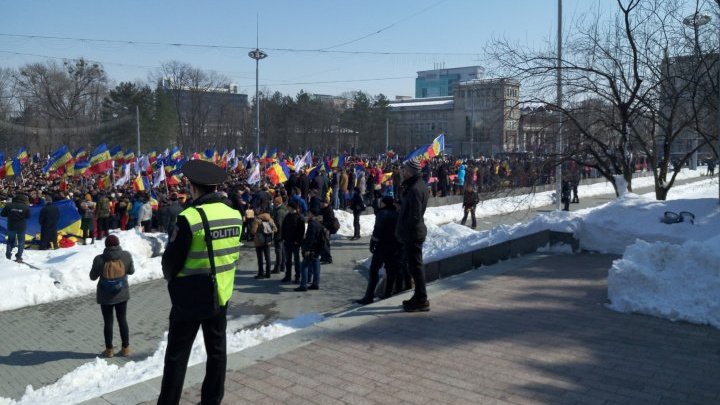 Сторонники объединения Молдовы и Румынии собрались в центре Кишинева: фоторепортаж