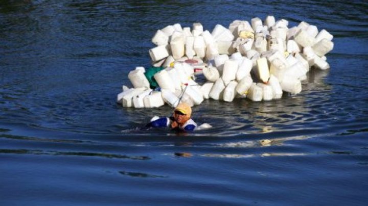 В Индонезии женщина каждый день плавает за чистой водой