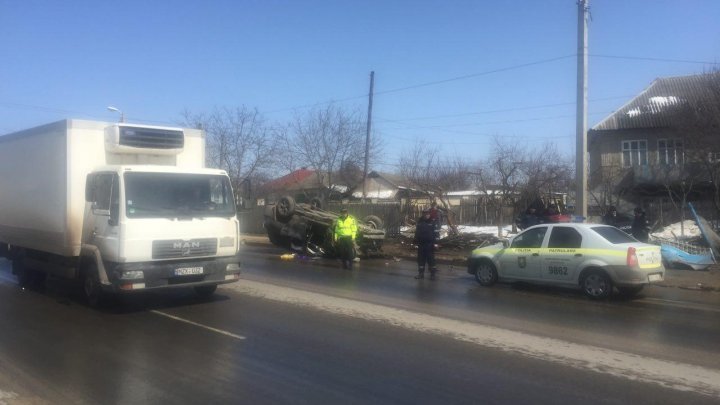 Автомобиль врезался в опору электропередач под Оргеевом: фото