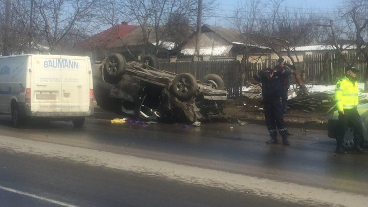 Автомобиль врезался в опору электропередач под Оргеевом: фото