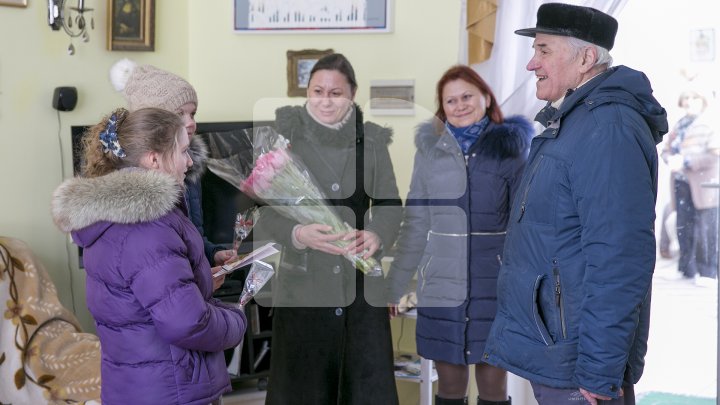 Ученики музыкальной школы первыми поздравили Евгения Догу с днём рождения