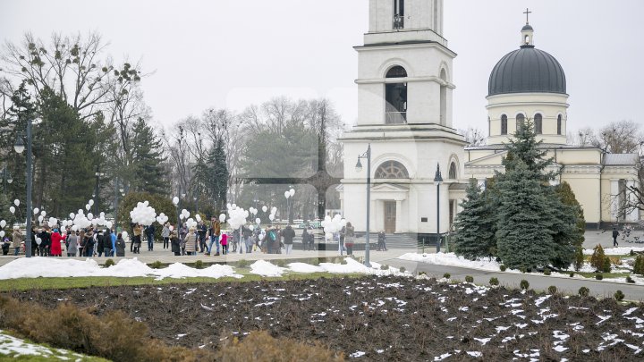 Жители Кишинева почтили память жертв трагедии в Кемерове: фоторепортаж 