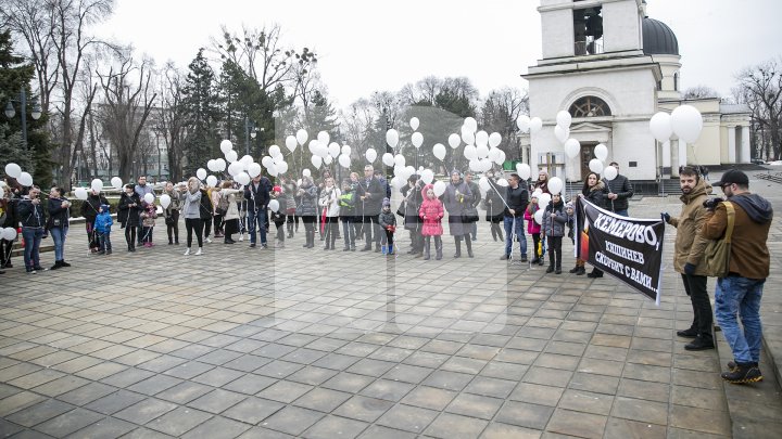 "Кемерово, мы с тобой": В Кишиневе запустили белые шары в память о погибших в торговом центре (фото) 