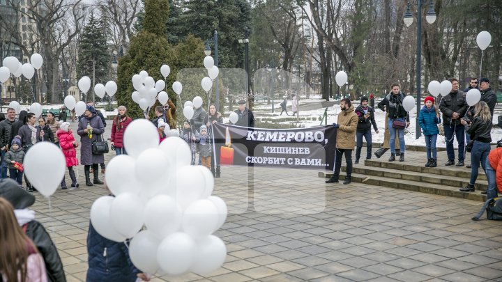 "Кемерово, мы с тобой": В Кишиневе запустили белые шары в память о погибших в торговом центре (фото) 