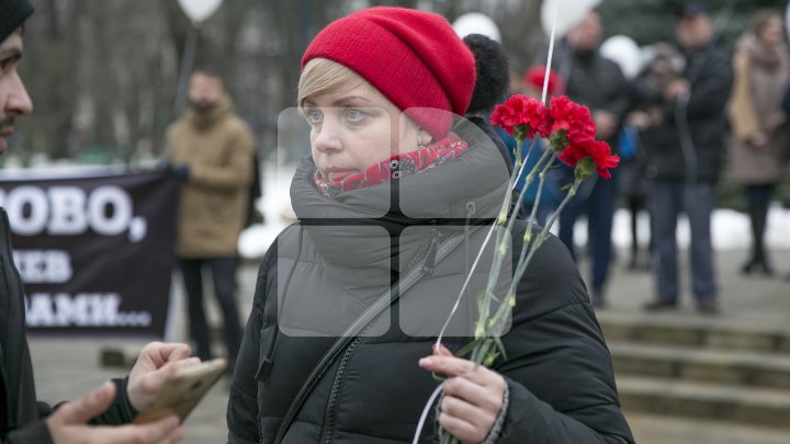 "Кемерово, мы с тобой": В Кишиневе запустили белые шары в память о погибших в торговом центре (фото) 