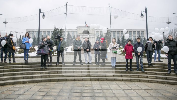 "Кемерово, мы с тобой": В Кишиневе запустили белые шары в память о погибших в торговом центре (фото) 