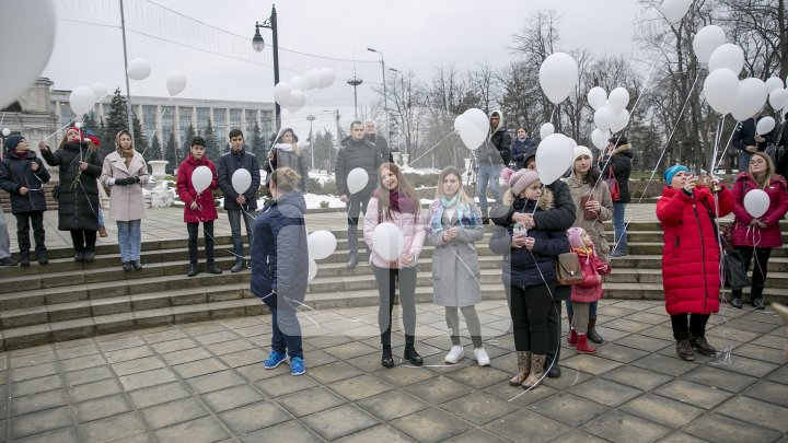 "Кемерово, мы с тобой": В Кишиневе запустили белые шары в память о погибших в торговом центре (фото) 