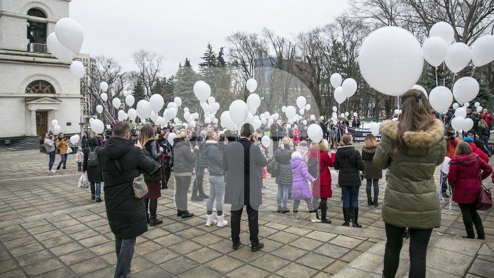 "Кемерово, мы с тобой": В Кишиневе запустили белые шары в память о погибших в торговом центре (фото) 