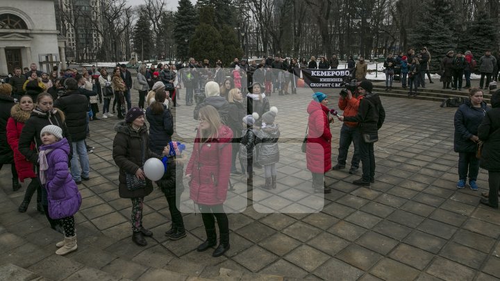 "Кемерово, мы с тобой": В Кишиневе запустили белые шары в память о погибших в торговом центре (фото) 