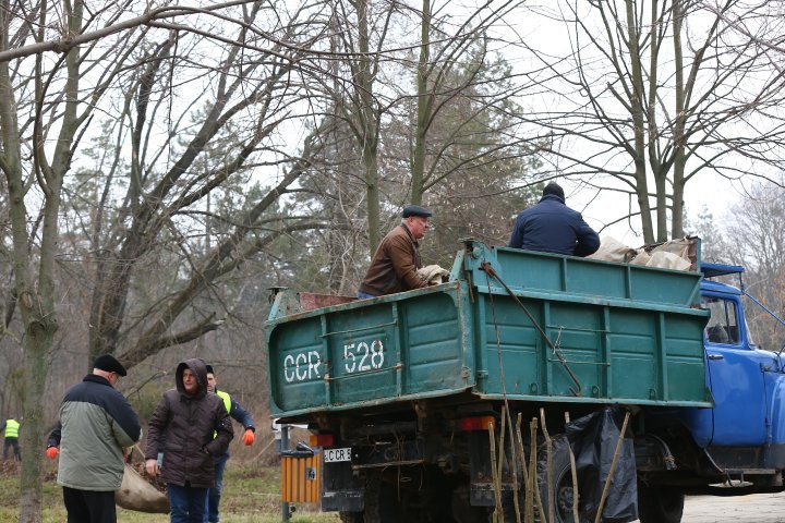 Генеральная уборка в столице: тысячи людей наводят порядок в городе с самого утра