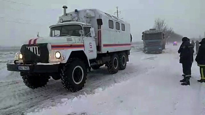 Спасатели вызволили 19 машин из снежного плена: видео