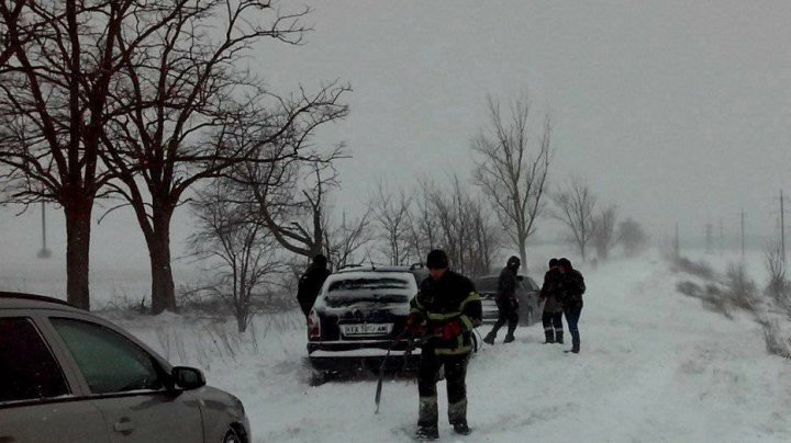 Спасатели вызволили 19 машин из снежного плена: видео