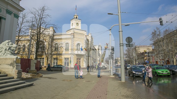 Сильвия Раду приняла участие в генеральной уборке Кишинева: фоторепортаж 