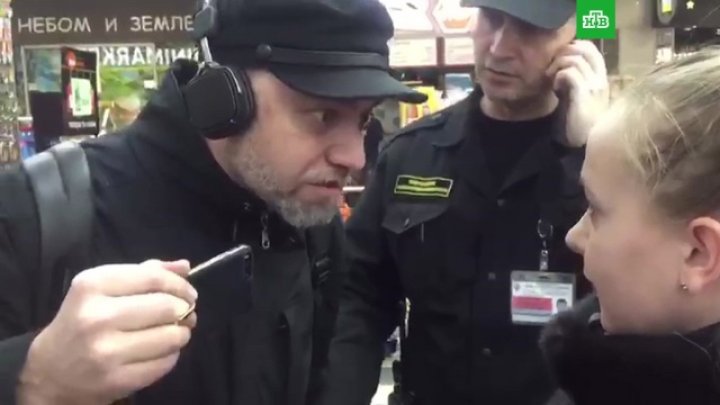 Активист атаковал журналистов НТВ в аэропорту Шереметьево: видео