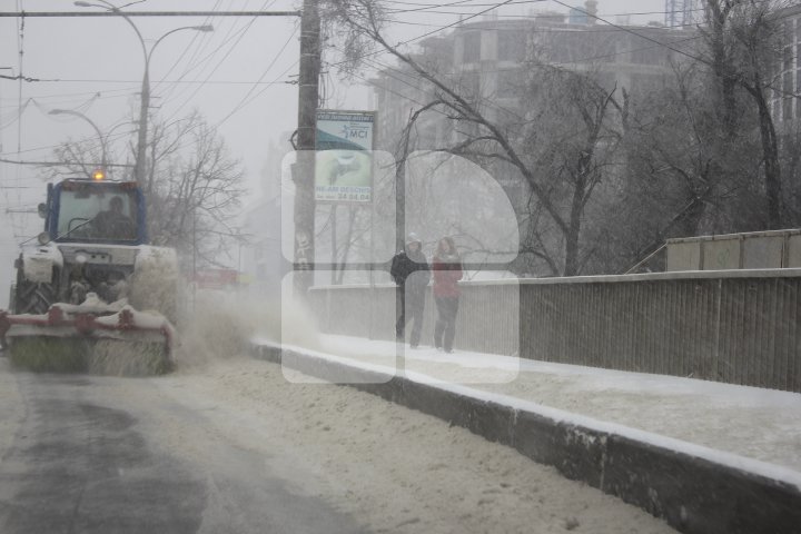 Как обстоит ситуация на дорогах страны после снегопада: фоторепортаж