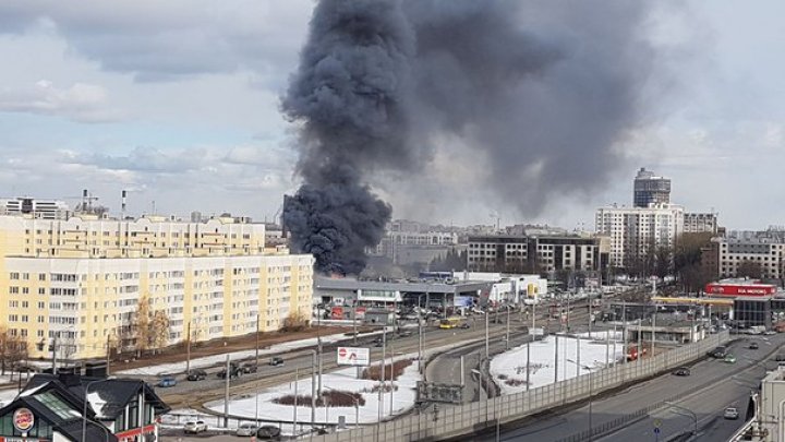 Повсюду чёрный дым: В Петербурге полыхает здание автосалона (видео) 