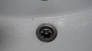 Спасатели пришли на помощь к годовалому ребенку, который засунул руку в сливное отверстие ванны