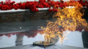 Омские школьницы устроили пикник у Вечного огня