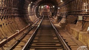 "Он двигался, пытался сам вылезти": Поезд отрезал ноги упавшему в метро мужчине (видео) 