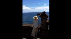 Обезьяна украла смартфон у делающей селфи туристки