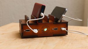 Житель Тирасполя изготавливает деревянное оформление для гаджетов и зарядных устройств