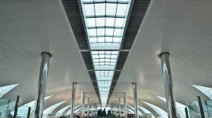 "Специалист по счастью": В аэропорт Дубая трудоустроили 8-месячного ребёнка