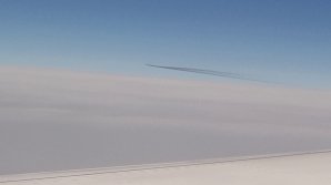 Пассажиры сняли НЛО, которое преследовало самолёт в небе над Турцией