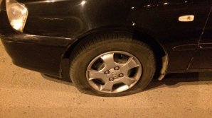 Сразу четыре машины пробили колеса, угодив в яму на улице Мунчешть