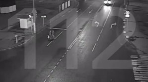 Страшное ДТП в Москве: автомобиль сбил двоих пешеходов, когда они собирали продукты из порванного пакета