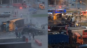 Грузовик с щебнем снес две легковушки и перевернулся в Москве (видео) 