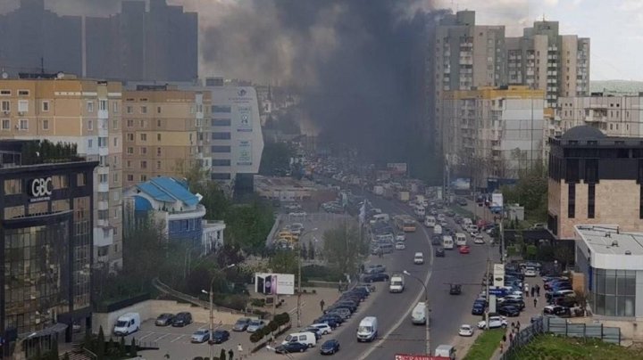 На улице Измайловской произошел пожар в торговом центре: видео 