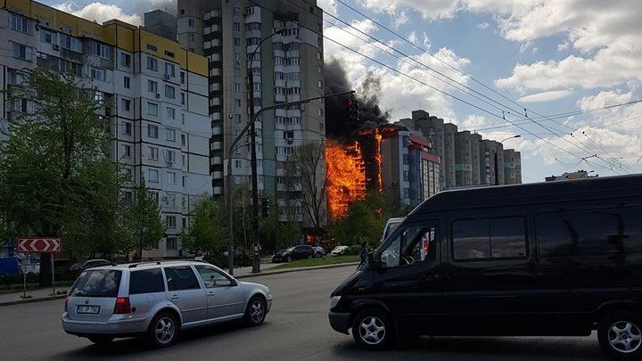 На улице Измайловской произошел пожар в торговом центре: видео 