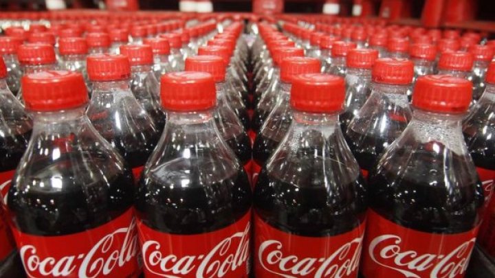 Парень купил бутылку Coca-Cola, перевернул её и увидел что-то отвратительное: видео (18+) 