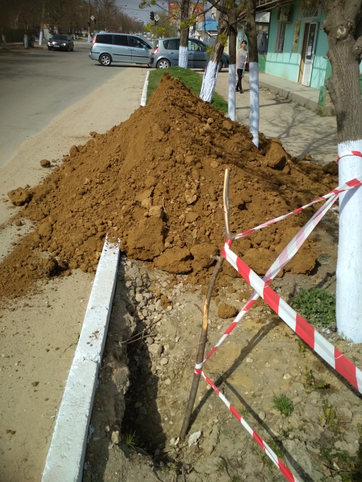 В центре Комрата образовался провал глубиной три метра: фото