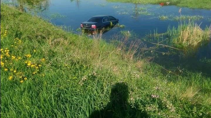 Автомобиль скатился в реку в Бельцах: фото