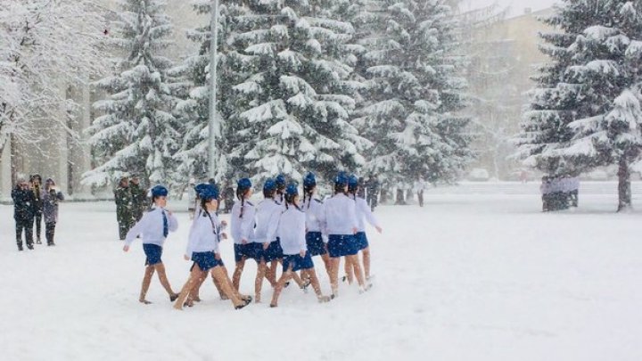 Школьниц в Екатеринбурге заставили маршировать в снегу в летней обуви