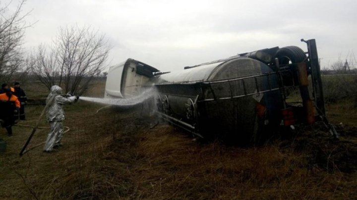 Под Запорожьем перевернулась автоцистерна с топливом (фото) 