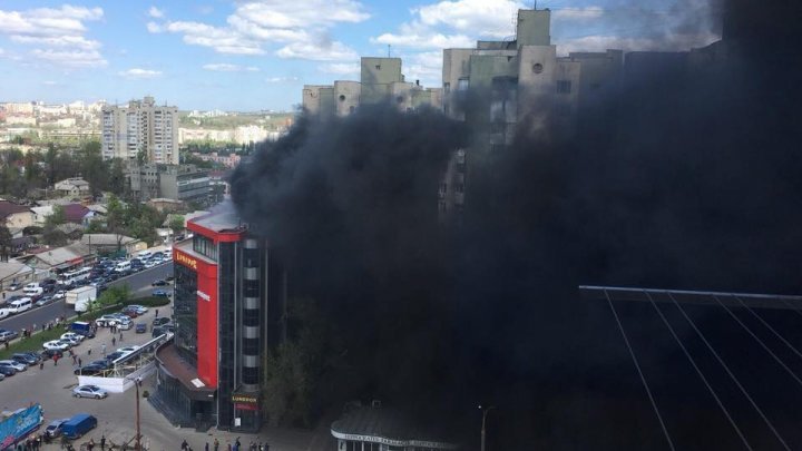 На улице Измайловской произошел пожар в торговом центре: видео 