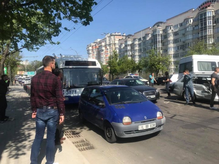 Пять человек пострадали в жутком ДТП возле цирка: видео